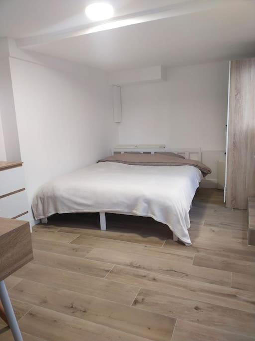 Apartment 2 Piece Avec Terrasse Ensoleille Suresnes