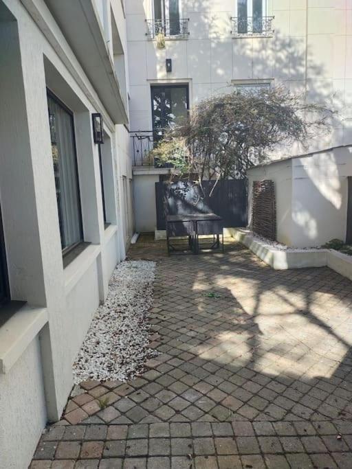 2 Piece Avec Terrasse Ensoleille Suresnes