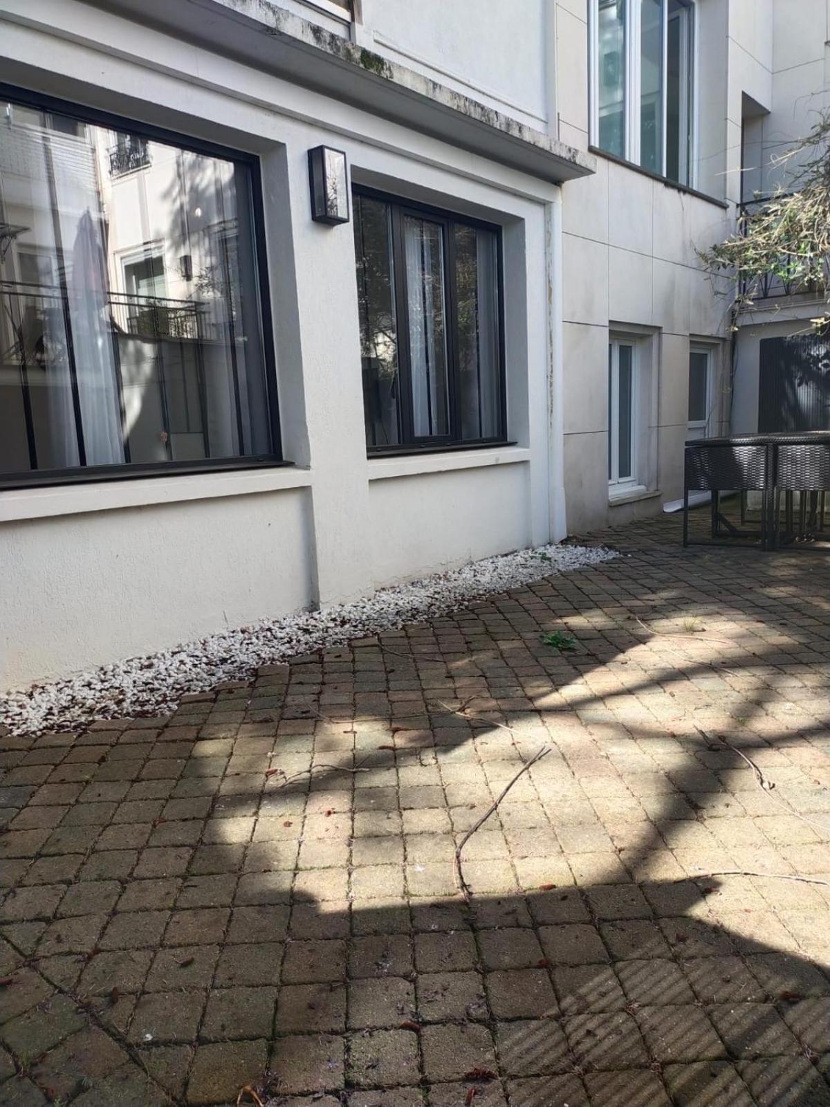 2 Piece Avec Terrasse Ensoleille *